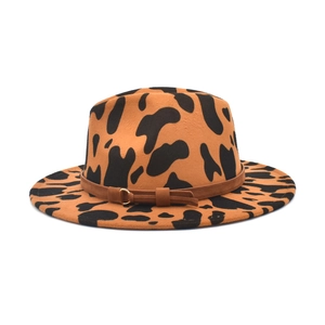 Detail eines Fedora-Huts aus Wolle mit Leopardenmuster, Wildlederband und Schnalle