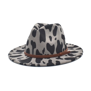 Dettaglio di cappello in feltro maculato con fascia in cuoio marrone e tesa larga piatta