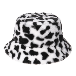 Gros plan sur la texture en fausse fourrure douce et l'imprimé vache noir et blanc du chapeau