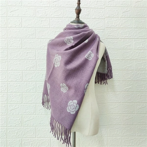 Bufanda gruesa morada tacto cachemira con jacquard de camelia blanca y flecos