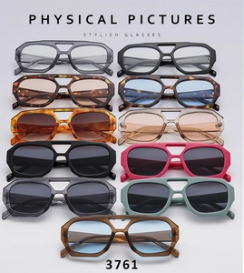 Vue à plat de lunettes aviateur rétro à double pont en diverses couleurs tendance