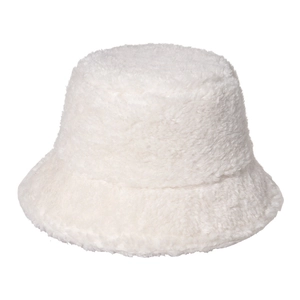 Gros plan du chapeau bob en peluche blanche avec texture douce et dôme chaud d'hiver