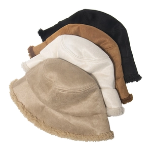 Détail de chapeaux bob en suédine avec doublure laine d'agneau en quatre coloris