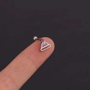 Puce d'oreille créative en acier argenté avec zircons roses présentée sur les doigts