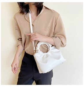 Détail du sac nuage blanc plissé avec poignée chouchou et bandoulière réglable chic