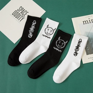 Chaussettes hip-hop en coton avec motif sourire de démon en noir et blanc