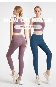 Gros plan du legging de yoga violet à taille haute avec poches latérales et tissu sans couture