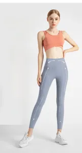 Vue détaillée du legging de yoga taille haute avec effet push-up et gainant