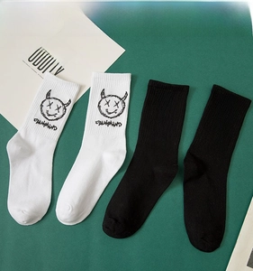 Détail de chaussettes en coton hip-hop avec motif sourire de démon et bords élastiques