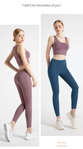 Détail d'un ensemble de yoga taille haute avec haut dos nageur et legging minceur