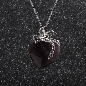 Collier élégant en acier inoxydable avec pendentif cœur violet et détail de nœud