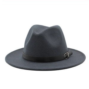 Détail d'un chapeau en feutre de laine gris foncé avec bande en cuir noir et boucle métal
