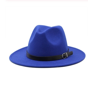 Détail d'un chapeau fedora en laine bleu vif avec une ceinture élégante à boucle noire