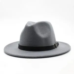 Détail d'un chapeau fedora en feutre gris avec ruban en cuir noir et boucle argentée