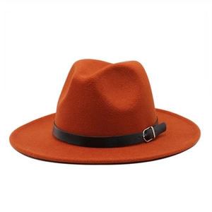 Vue détaillée du chapeau fedora orange en laine avec bandeau en cuir noir et boucle argentée