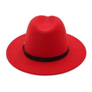 Chapeau fedora classique en feutre de laine rouge avec ruban noir et style plat élégant