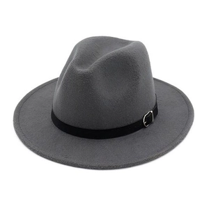 Détail d'un chapeau en laine grise avec bandeau en cuir noir et boucle en métal argenté