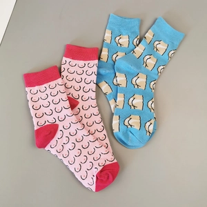 Calze divertenti blu e rosa con fantasie creative di corpi cartoon per adulti