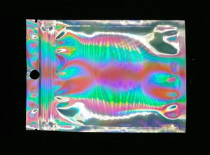 Detail van holografische hersluitbare zak met regenboogglans en handig ophanggat