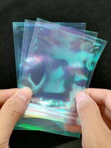 Close-up van holografische hersluitbare zakjes met regenboogreflecties op zwarte basis
