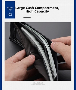 Détail du grand compartiment à billets et de la fenêtre ID dans un portefeuille en cuir