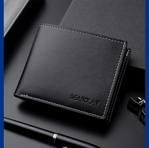 Détails du portefeuille mince en cuir noir pour hommes montrant la texture sur fond sombre