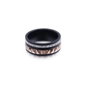 Bague en titane à trois couches avec placage noir, zircons blancs et clous en or rose