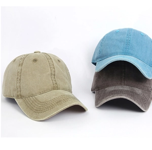 Dettaglio di cappelli da baseball in cotone lavato in beige, blu e grigio scuro