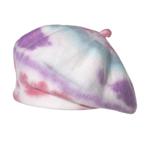 Dettaglio macro della trama in maglia tie-dye e della miscela pastello di questo basco