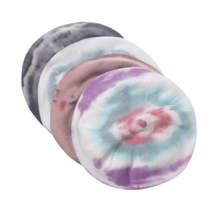 Gruppo di quattro berretti in maglia tie-dye con motivi colorati e consistenza morbida