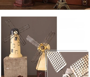 Dettaglio di mulino a vento vintage con pale in rete metallica industriale e base decor