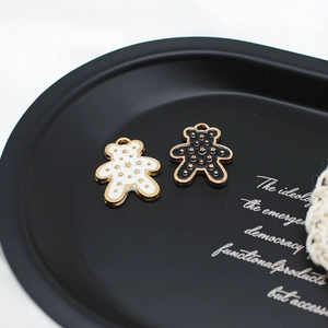 Breloques ours en émail noir et blanc avec détails d'étoiles dorées pour bijoux DIY