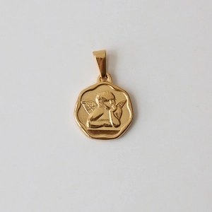 Nahaufnahme eines 18k vergoldeten Edelstahl-Anhängers mit Raphael-Engel-Relief-Design