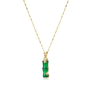 Collana in acciaio al titanio dorato con pendente a bambù verde e cristalli