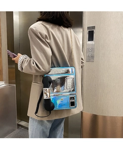 Bolso bandolera único en forma de teléfono retro con acabado holográfico metálico.