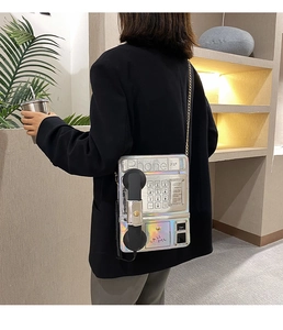 Vista detallada del bolso bandolera láser creativo con forma de teléfono retro y auricular.