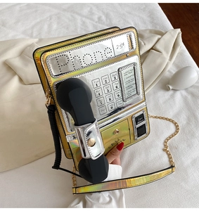 Bolso bandolera novedad forma teléfono con acabado metálico láser y cadena.
