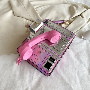 Bolso cruzado creativo con forma de teléfono láser y detalles de auricular rosa.