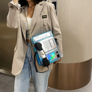 Bolso cruzado de novedad moderna en forma de telefono publico con acabado laser.
