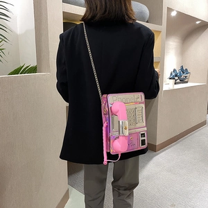 Bolso bandolera novedoso de teléfono holográfico láser con auricular rosa y cadena.