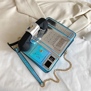 Bolso cruzado de novedad con forma de teléfono, acabado azul holográfico y cadena.