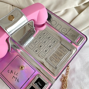 Bolso cruzado novedoso con forma de teléfono público retro rosa y plateado holográfico.