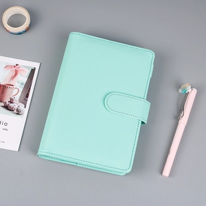 Detalle del cuaderno de cuero PU verde menta con cierre magnético y costura premium