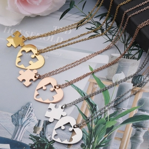 Trois paires de colliers cœur puzzle en finitions or, argent et or rose