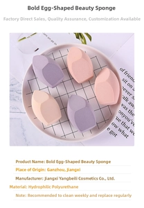 Vue détaillée de grandes éponges de maquillage sans latex en violet, rose et beige