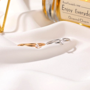Minimalist heart-shaped zircon rings in gold and silver set on elegant white silk