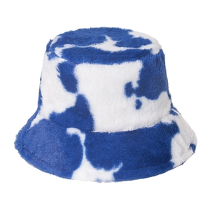 Gros plan sur la texture douce en fausse fourrure bleue et blanche de ce chapeau bob