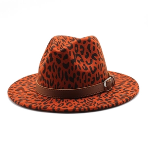 Détail du chapeau fedora à motif léopard avec ruban en cuir et boucle métallique