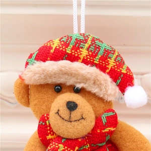 Detailopname van pluchen kerstbeer met rood en groen geruite muts en sjaal