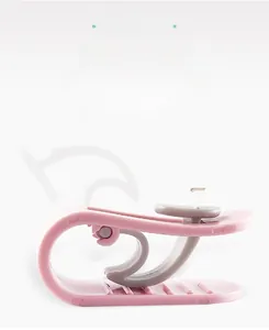 Detail showing 180-degree flexible pink quilt clip with durable high elasticity design